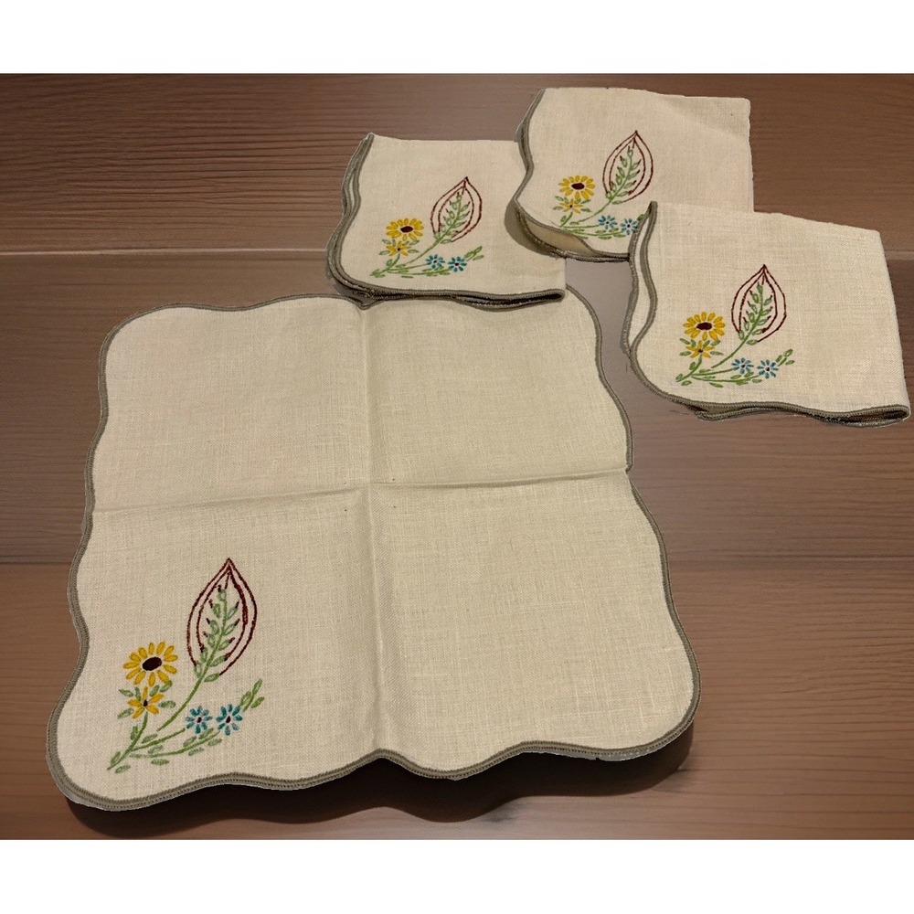 NWOT Vintage Stamped Creme Linen Napkins Daisies Set of 4 Scalloped Trim 10"X11"